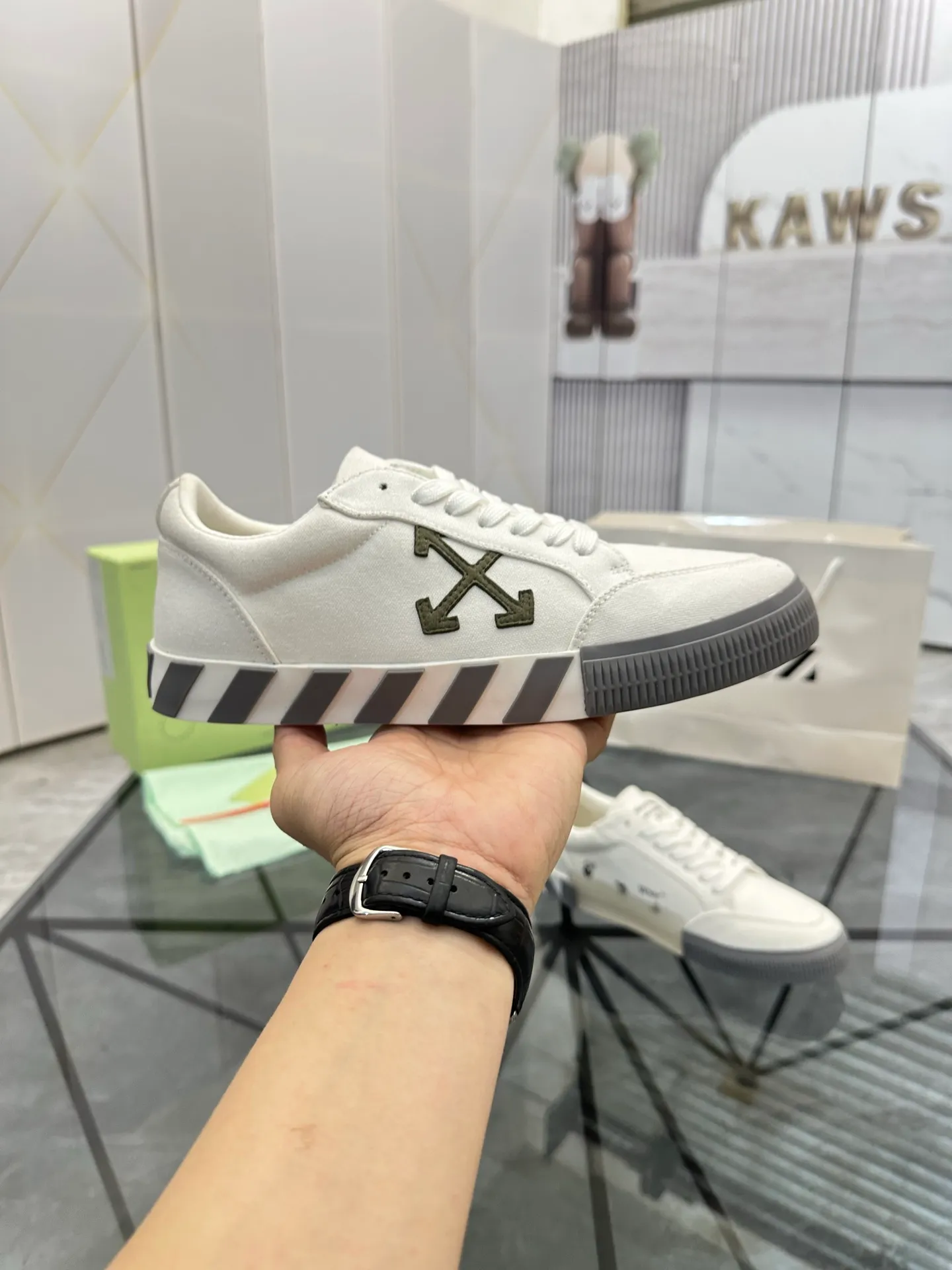 Selling men's shoes 💰: 💰P440¥ Product trademark: OFF WHITE *"OFF WHITE*" low-top casual shoes Regular size: 35-45 (can be customized to 46) Couple style Product materials: Original fabric from the upper counter, breathable lining, original outsole. No.: H203
